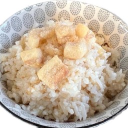 ข้าวผัดเกลือโรยกากหมู