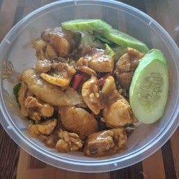 ข้าวราดสะโพกไก่ผัดพริกแกงใต้