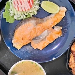 ชุดปลาแซลมอนย่าง