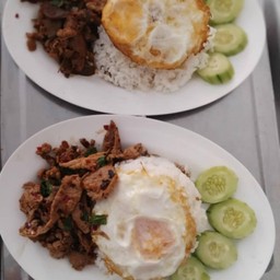 ข้าวกระเพราเนื้อสด