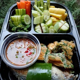 ชุดน้ำพริกกะปิผักรวม ชุดใหญ่ ปลาทู ไข่เจียวชะอม 2 ฟอง