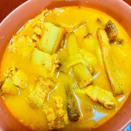 แกงส้มหมูสามชั้นหยวกกล้วย