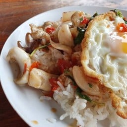 กะเพราปลาหมึกราดข้าว