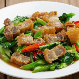 คะน้า หมูกรอบ (เป็นกับข้าว)