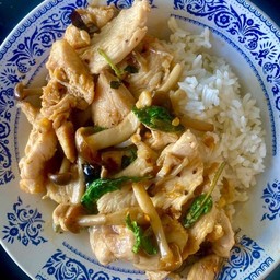ข้าวกะเพราพริกแห้งอกไก่ใส่เห็ด