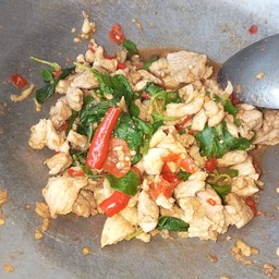 กระเพราหมูชิ้นเป็นกับ