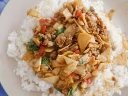 กะเพราใส่หน่อไม้ดอง ราดข้าว