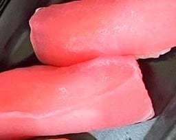 ข้าวปั้นหน้าปลาทูน่า