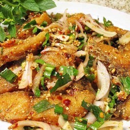 ลาบปลากะพงทอด