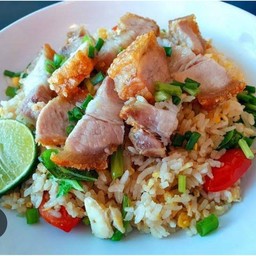 ข้าวผัด หมูกรอบ