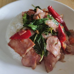 กะเพราเบค่อน / หมูชิ้น