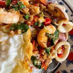 (พิเศษ)ข้าวผัดกะเพรารวมมิตรไข่ดาว