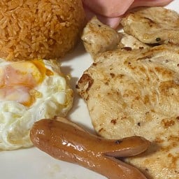 ข้าวผัดอเมริกันไก่ย่าง