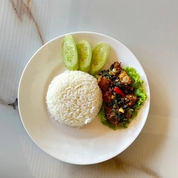 ข้าวราด ผัดกระเพราซี่โครงหมูอ่อน