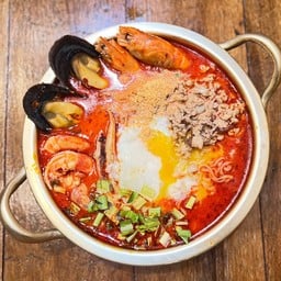 มาม่าต้มยำทะเลหม้อไฟไข่ลวก