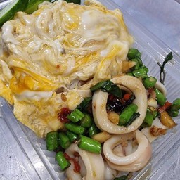 ข้าวไข่ข้นกระเพราหมึก