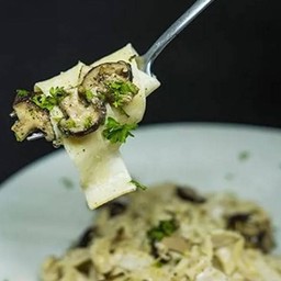 Chicken Mushroom and Cream Sauce พาสต้า อกไก่ และซอสครีมเห็ด