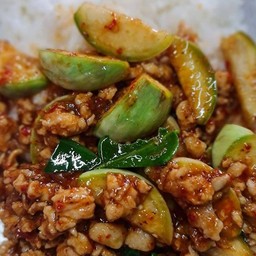 ข้าว + ผัดพริกแกงหมูสับใส่มะเขือ