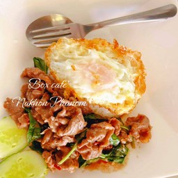 เนื้อน้องลายผัดโหระพาราดข้าว+ไข่ดาว