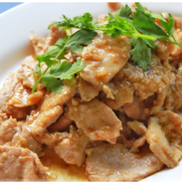 ข้าวราดหมูทอดกะเทียมพริกไทย