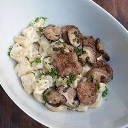 Sausage Mushroom and Cream Sauce พาสต้าใส้กรอกหมูอิตาเลียน เห็ดและ ครีมซอส