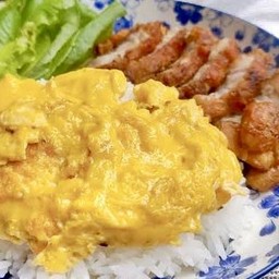 ข้าวไข่ข้น+หมูสามชั้นทอด คุณแม่+น้ำจิ้มแจ่ว