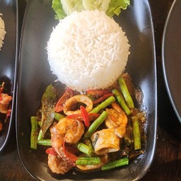 ข้าวทะเลผัดพริกแกง