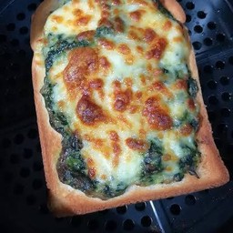 ขนมปังหน้าผักโขม