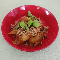 เกี๊ยวหมูเด้งทอดยำแห้ง