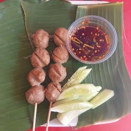 จุ๋มหมูปิ้งโบราณหมูปิ้งนมสดไก่ย่างแดงข้าวเหนียว หมู่บ้านดารารํตน์4