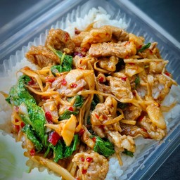 กะเพราหมูชิ้น หน่อไม้ดอง