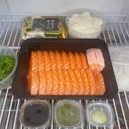 แซลมอนซาซิมิ 500 กรัม (มีข้าว,สาหร่าย,ยำสาหร่าย,)