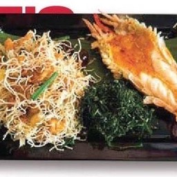 หมี่กรอบผัดเม็ดมะม่วง+กุ้งแม่น้ำ