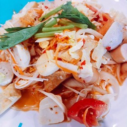 ยำวุ้นเส้นรวมมิตร ใส่หมูยอ หมูสับ  ลูกชิ้น ไส้กรอก