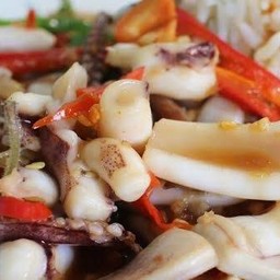 ข้าวผัดกระเพราปลาหมึก