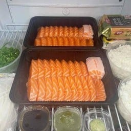 แซลมอนซาซิมิ 1000 กรัม (มีข้าว2,สาหร่าย2,ไข่กุ้ง1,ยำสาหร่าย1)