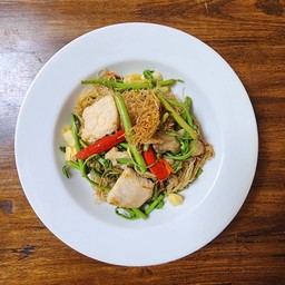 เส้นหมี่ผัดกระเฉด