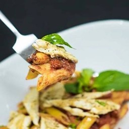 Chicken And Tomato Sauce พาสต้า อกไก่ และ ซอสมะเขือเทศ