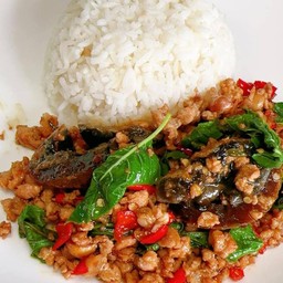ข้าว + กะเพราหมูสับไข่เยี่ยวม้า