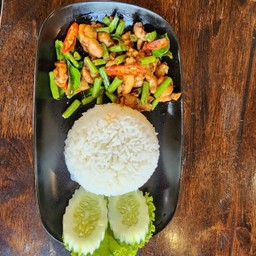 ข้าวไก่หรือหมูผัดพริกแกง