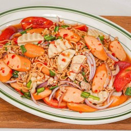 ยำมาม่ารวมมิตร ใส่หมูสับ หมูยอ ลูกชิ้น ไส้กรอก