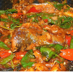 ข้าวราดกะเพราปลากะป๋อง