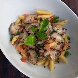 Mushroom Onion and Fresh Tomato Sauce พาสต้า เห็ด หอมใหญ่ และ มะเขือเทศสด