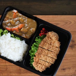 เบนโตะแกงกะหรี่หมูทอดข้าวญี่ปุ่น