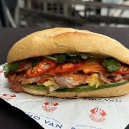บั๋นหมี่ปาเต๊ะไส้รวม หมูแดง,หมูยอ,ไข่เจียว (Banh Mi with Mixed Fillings)