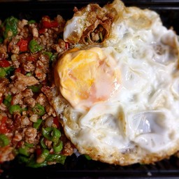 ข้าวกะเพราโรงเรียน + ไข่ดาว