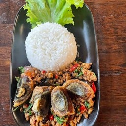 ข้าวกะเพราหมูสับไข่เยี่ยวม้า