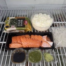 แซลมอนซาซิมิ 250 กรัม (มีข้าว,สาหร่าย,ซีฟู้ด1oz.)