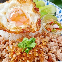 หมูสับผัดกระเทียมราดข้าว+ไข่แถม(Freeนำ้ซุป)