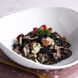 SQUID INK SPAGHETTI AGLIO E OLIO WITH BACON